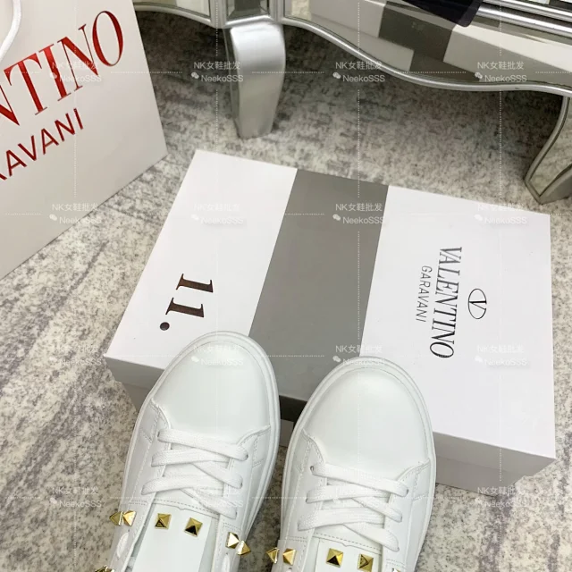 Valentino Garavani Sneakers Rockstud low-top lace-up product detail image 5