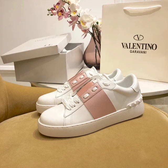 Valentino Garavani Sneakers Rockstud low-top lace-up product detail image 37