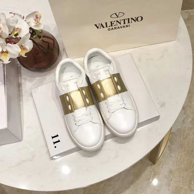 Valentino Garavani Sneakers Rockstud low-top lace-up product detail image 40