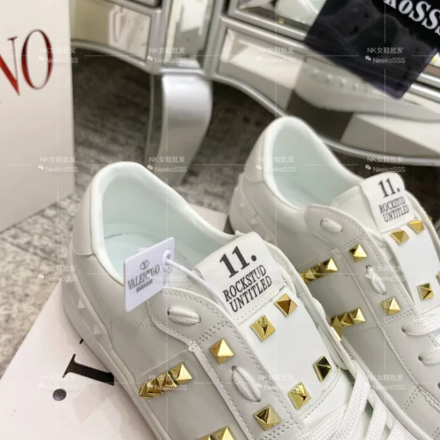 Valentino Garavani Sneakers Rockstud low-top lace-up product detail image 6