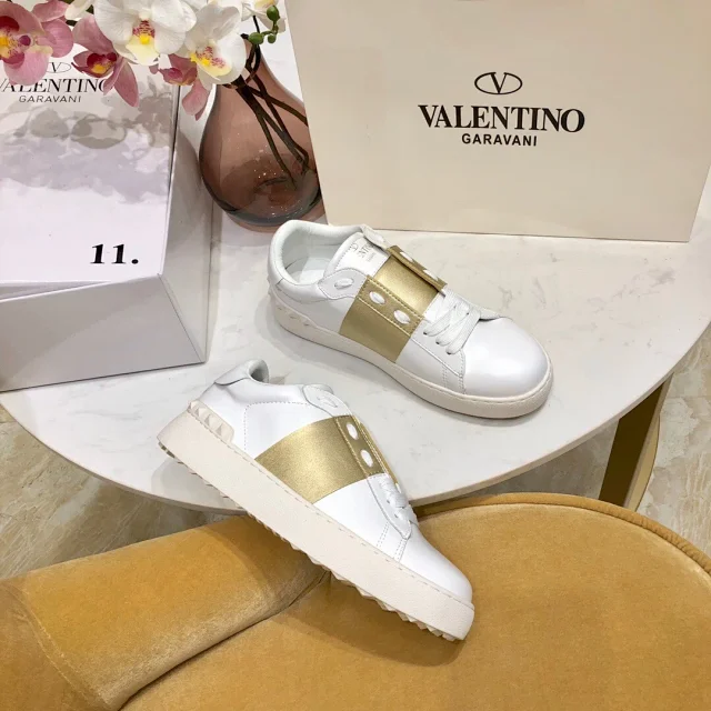 Valentino Garavani Sneakers Rockstud low-top lace-up product detail image 45