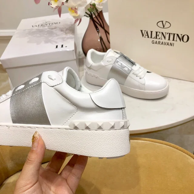 Valentino Garavani Sneakers Rockstud low-top lace-up product detail image 50