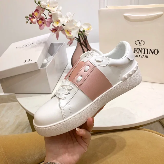 Valentino Garavani Sneakers Rockstud low-top lace-up product detail image 39
