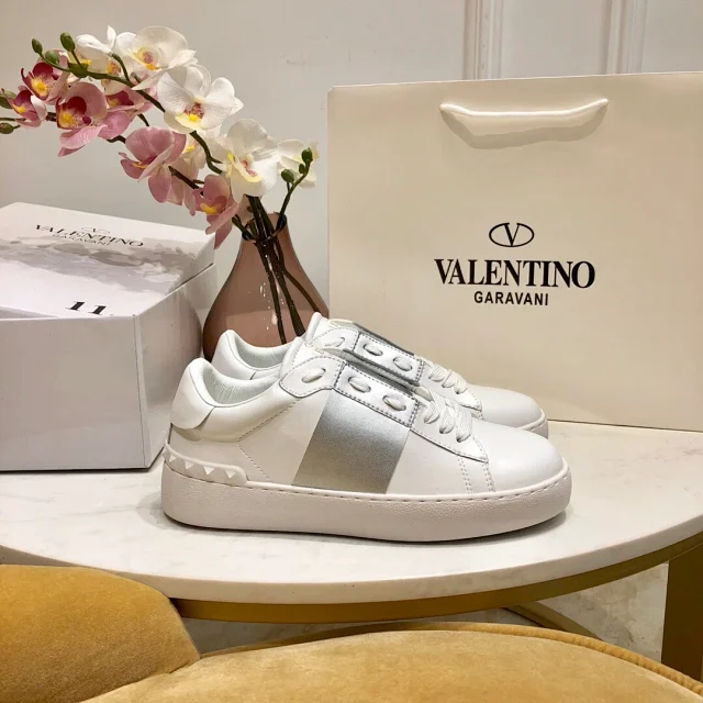 Valentino Garavani Sneakers Rockstud low-top lace-up product detail image 46
