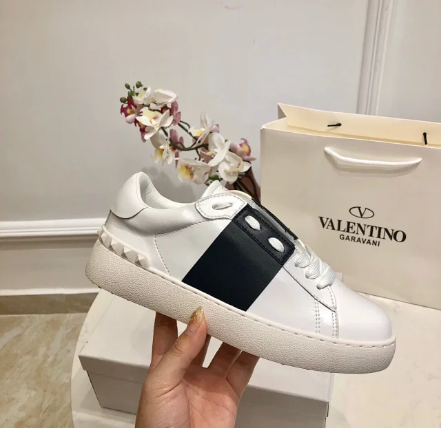 Valentino Garavani Sneakers Rockstud low-top lace-up product detail image 53