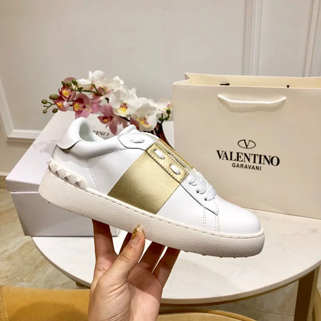 Valentino Garavani Sneakers Rockstud low-top lace-up product detail image 42