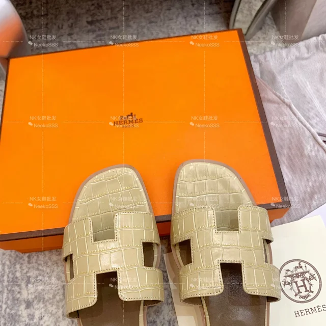 Hermès Sandals Oran crocodile-embossed H slide product detail image 17