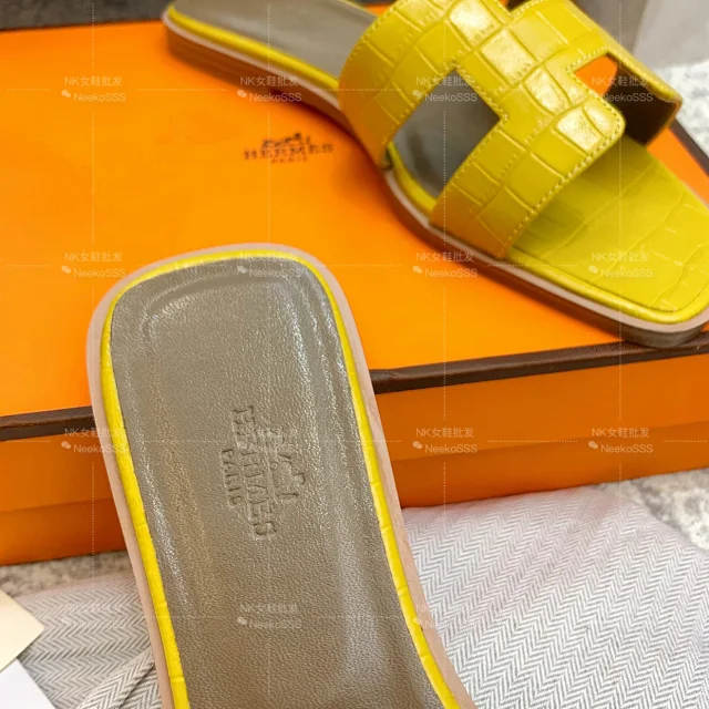 Hermès Sandals Oran H-cutout crocodile-embossed flat product detail image 4