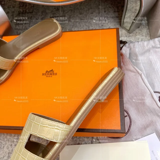Hermès Sandals Oran crocodile-embossed H slide product detail image 18