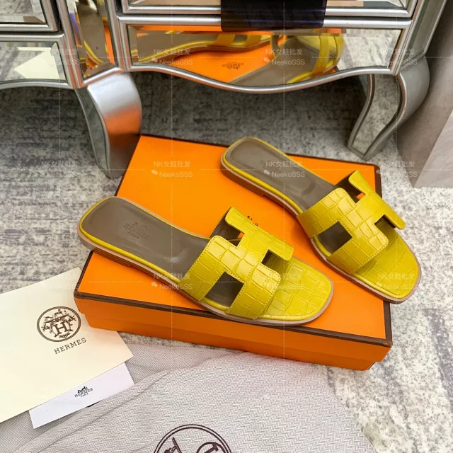 Hermès Sandals Oran H-cutout crocodile-embossed flat product detail image 2