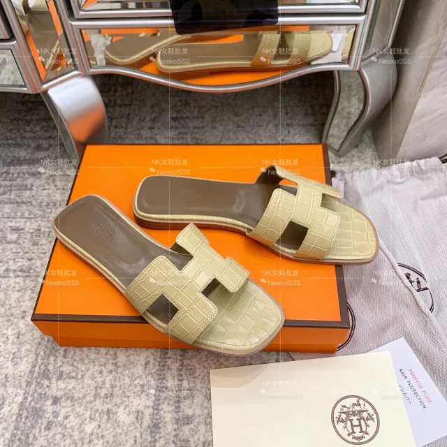 Hermès Sandals Oran crocodile-embossed H slide product detail image 16