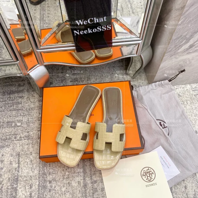 Hermès Sandals Oran crocodile-embossed H slide product detail image 15