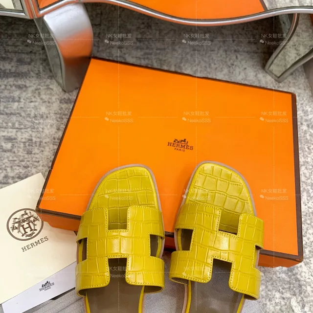 Hermès Sandals Oran H-cutout crocodile-embossed flat product detail image 3