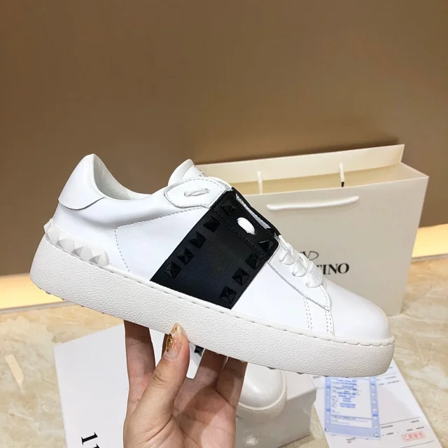 Valentino Garavani Sneakers Rockstud low-top lace-up product detail image 30