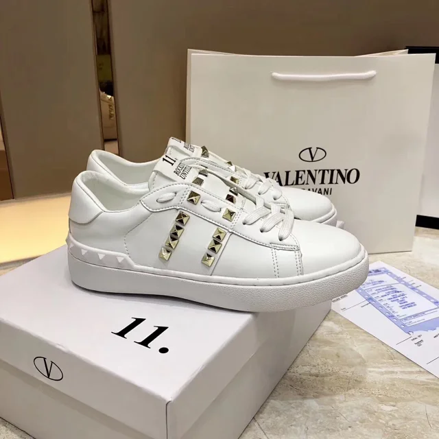 Valentino Garavani Sneakers Rockstud low-top lace-up product detail image 12