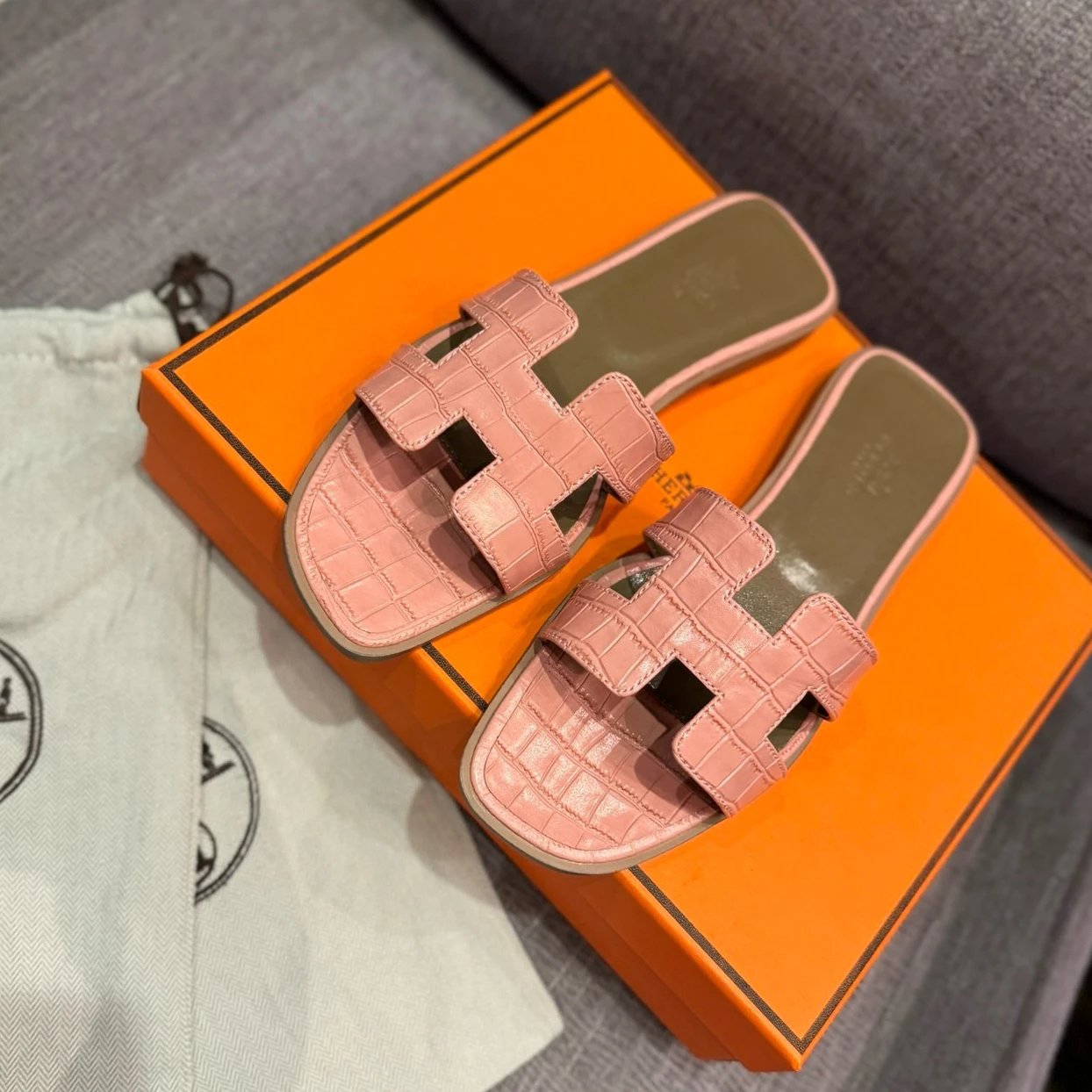 Hermès Oran Sandals Pink Crocodile-Embossed Leather Slippers - 1