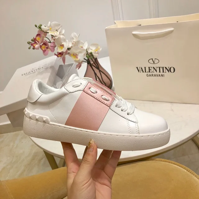 Valentino Garavani Sneakers Rockstud low-top lace-up product detail image 38