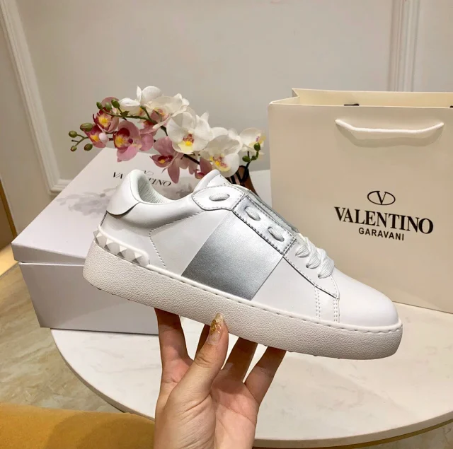 Valentino Garavani Sneakers Rockstud low-top lace-up product detail image 47