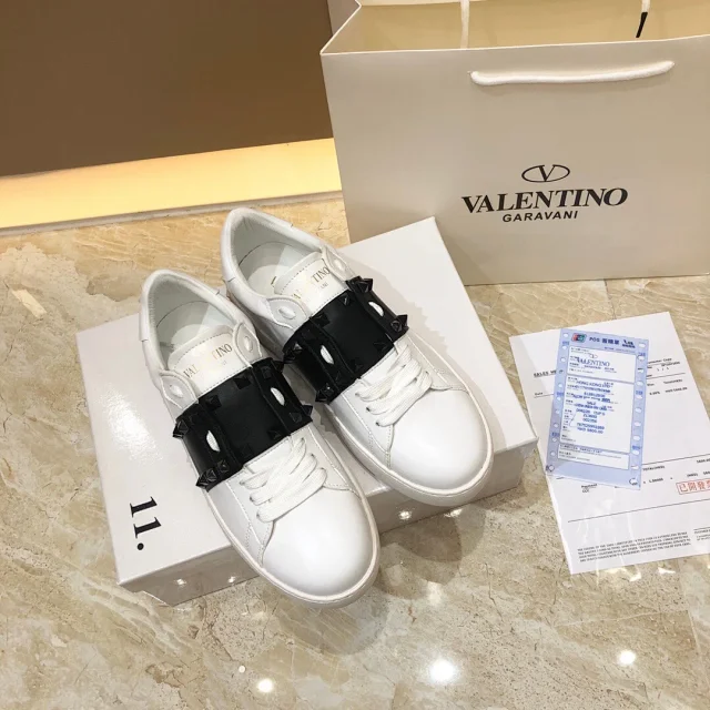 Valentino Garavani Sneakers Rockstud low-top lace-up product detail image 29
