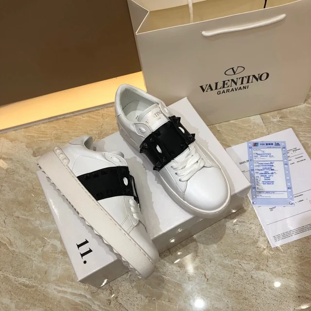 Valentino Garavani Sneakers Rockstud low-top lace-up product detail image 34
