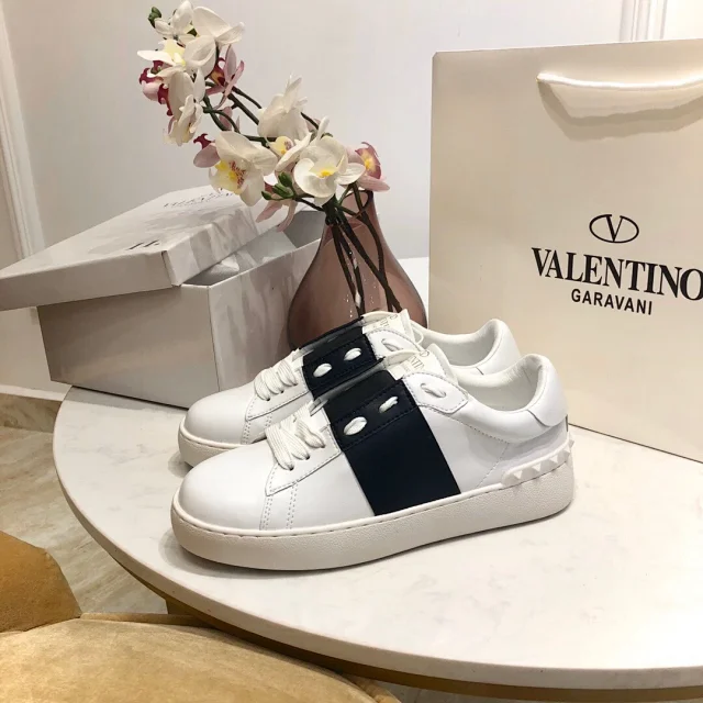 Valentino Garavani Sneakers Rockstud low-top lace-up product detail image 51