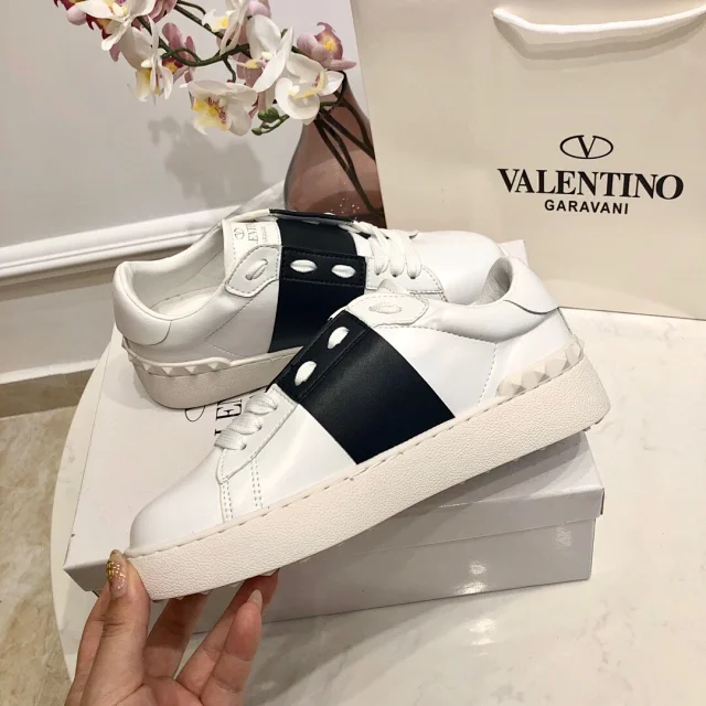Valentino Garavani Sneakers Rockstud low-top lace-up product detail image 54