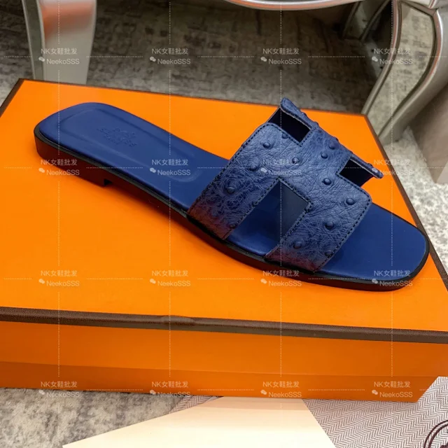 Hermès Sandals Oran crocodile-embossed H slide product detail image 21