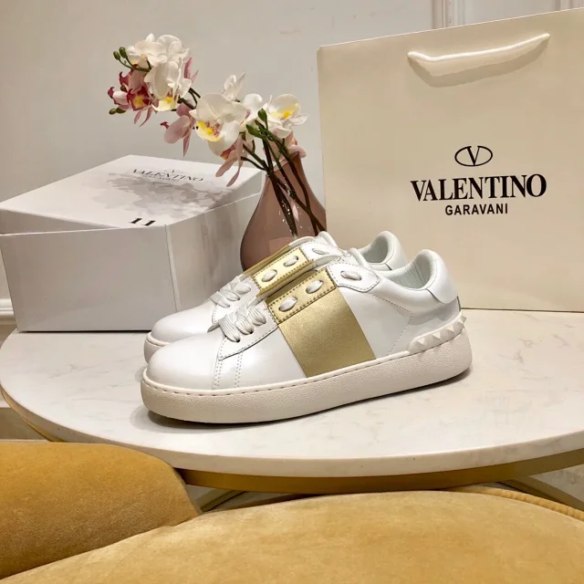 Valentino Garavani Sneakers Rockstud low-top lace-up product detail image 41
