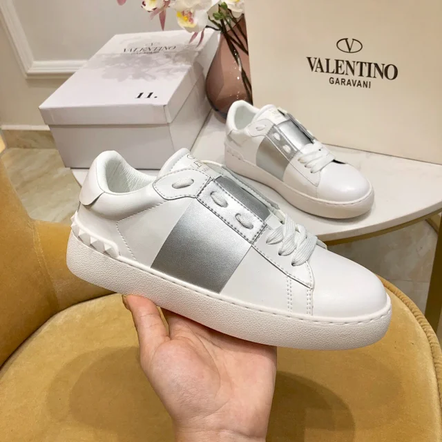 Valentino Garavani Sneakers Rockstud low-top lace-up product detail image 49