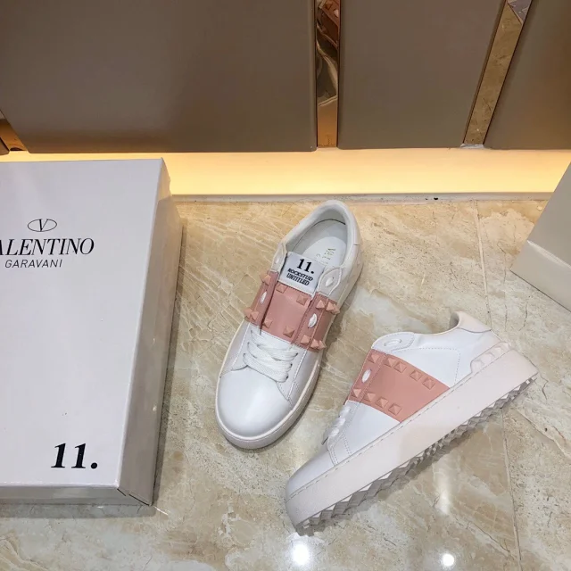 Valentino Garavani Sneakers Rockstud low-top lace-up product detail image 26