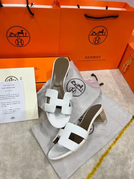 Hermès Oran Mule White Patent Leather Sandals - 1