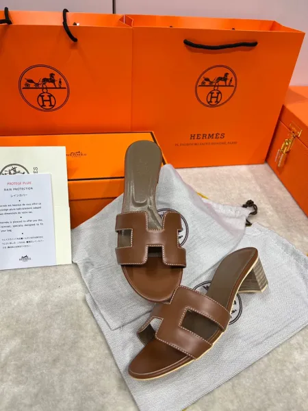 Hermès Oran Mule in Brown Leather with H-Logo Sandals - 1