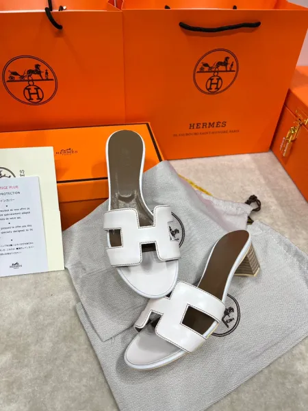 Hermès Oran Mule White Patent Leather Sandals - 1