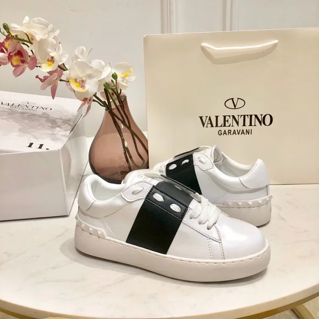Valentino Garavani Sneakers Rockstud low-top lace-up product detail image 55