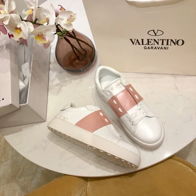 Valentino Garavani Sneakers Rockstud low-top lace-up product detail image 36