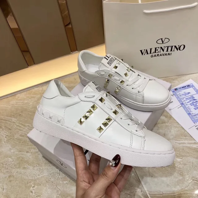 Valentino Garavani Sneakers Rockstud low-top lace-up product detail image 11