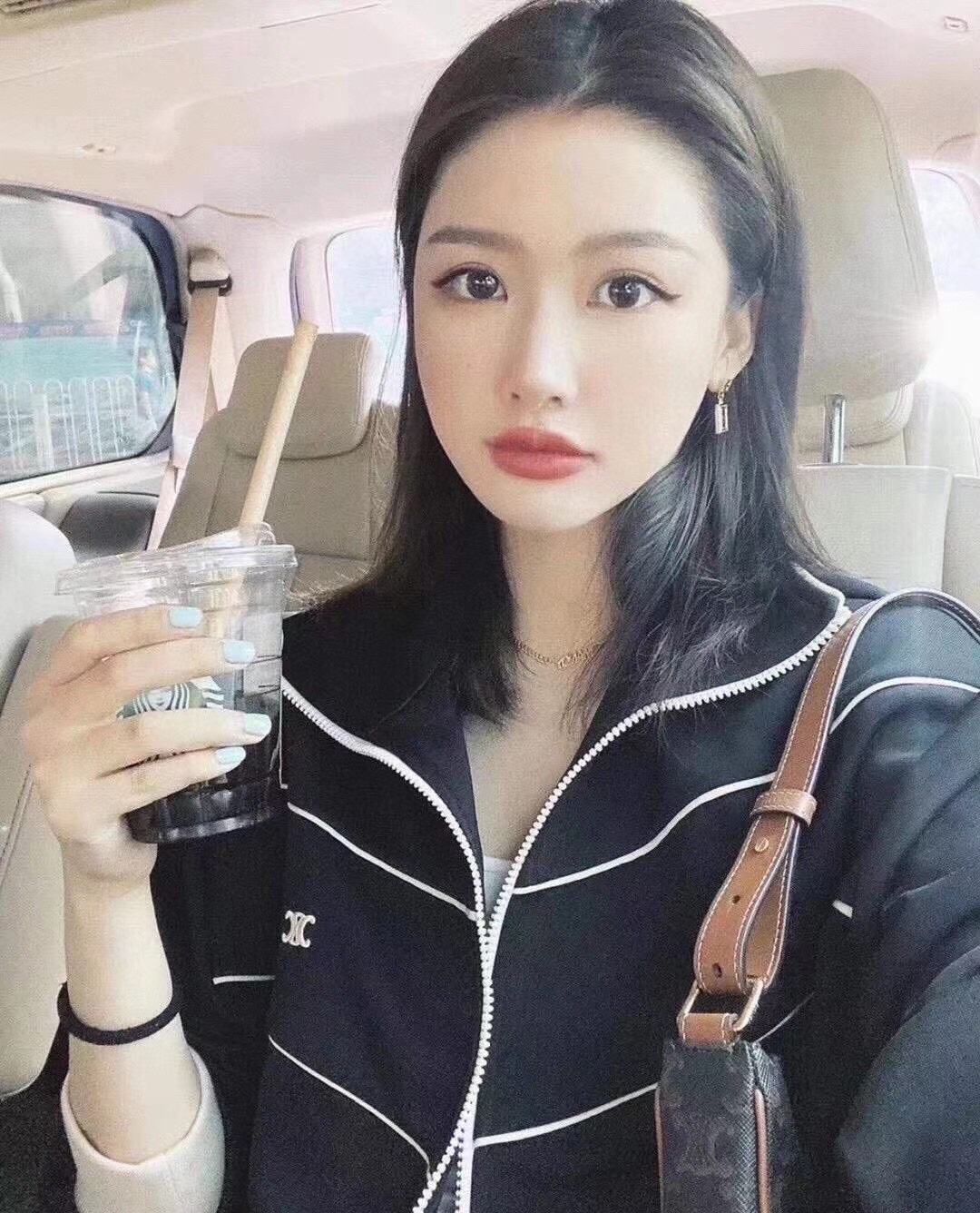 [强]Celine瑟琳 2020 秋冬新款撞色刺绣休闲小外套！面料非常舒适！大工厂出品，秋冬实用单品，上身美美哒，气质名