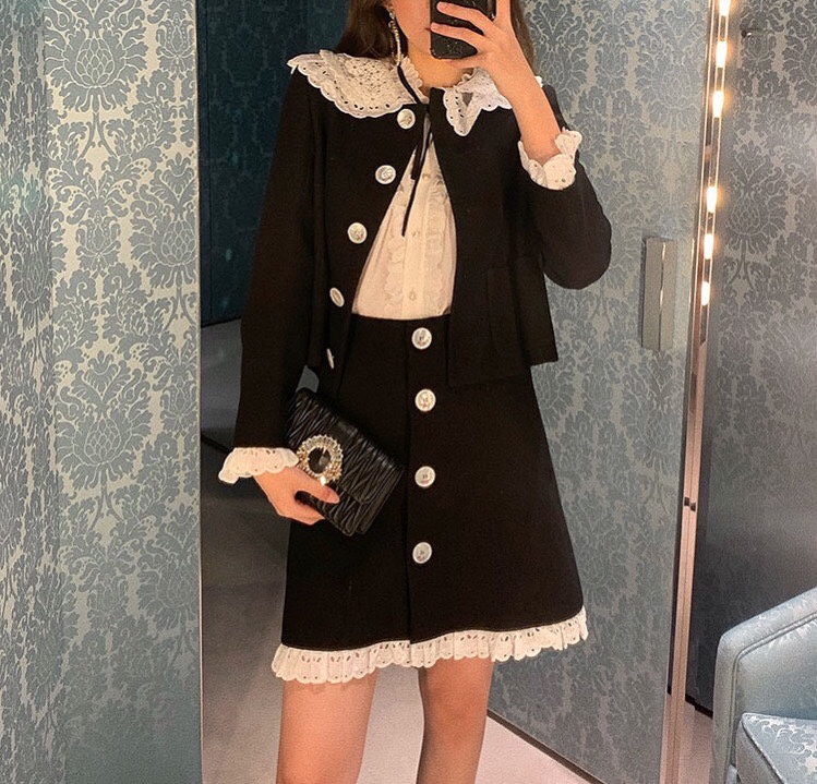 [强]MiuMiu2020秋冬新款 轻奢名媛风刺绣娃娃领外套+高腰半裙套装，经典黑白配，简单时髦！气质俏皮娃娃领，纽扣开