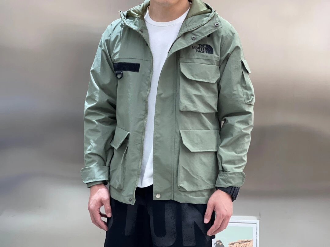 TNF北面休闲上衣The North face21SS秋季砖贵海报款情侣连帽冲锋衣外套/