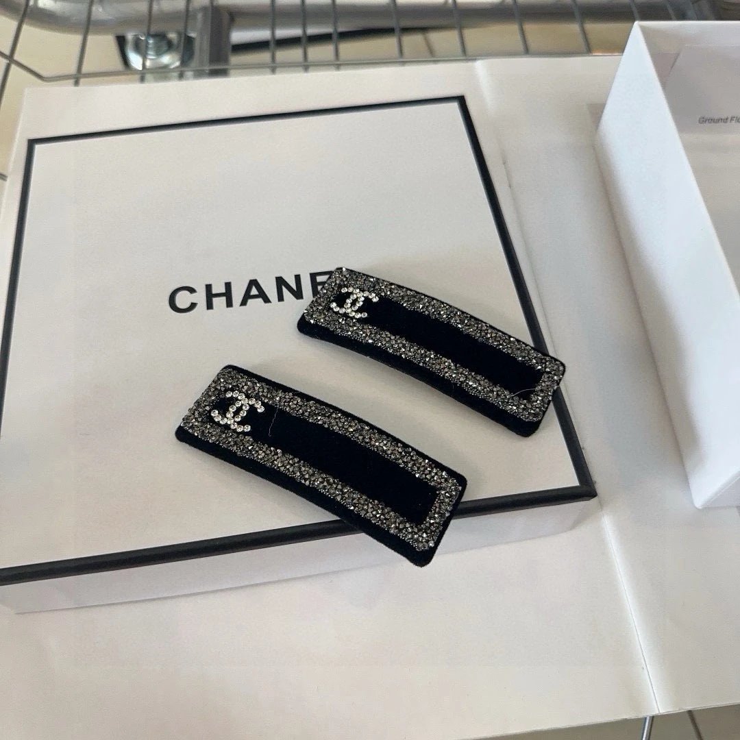 🎁 Comes with packaging box (one pair) Chanel's latest small fringe clip, bangs clip, and hair accessories