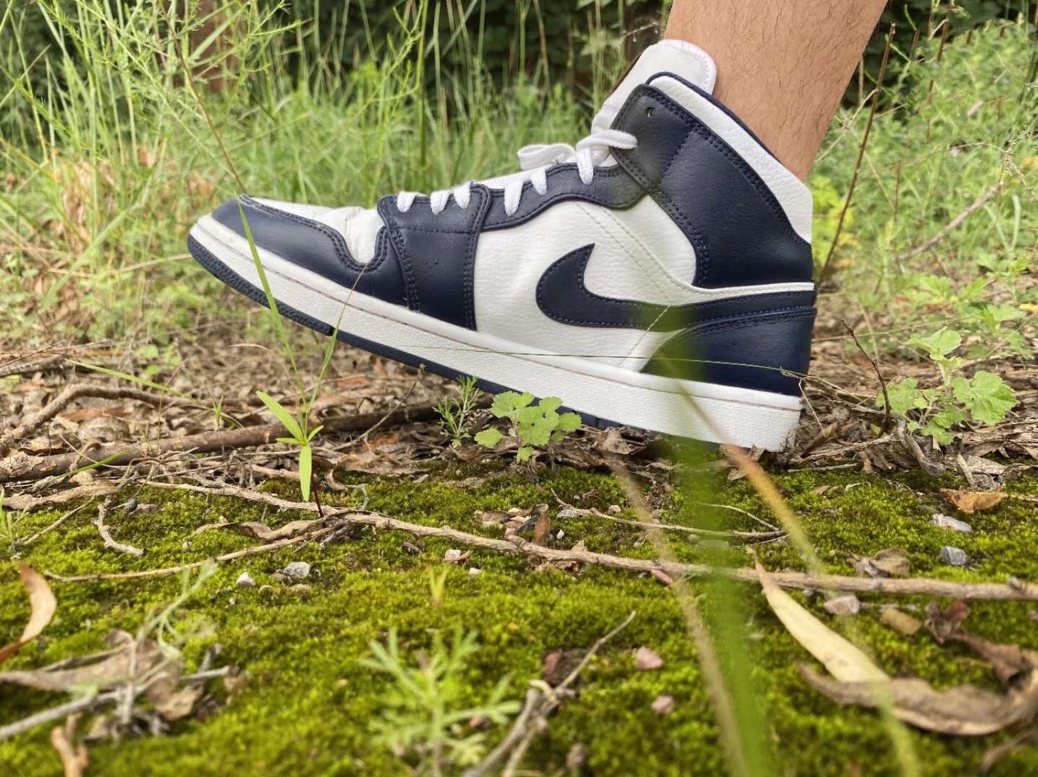AJ1 Mid Black Obsidian