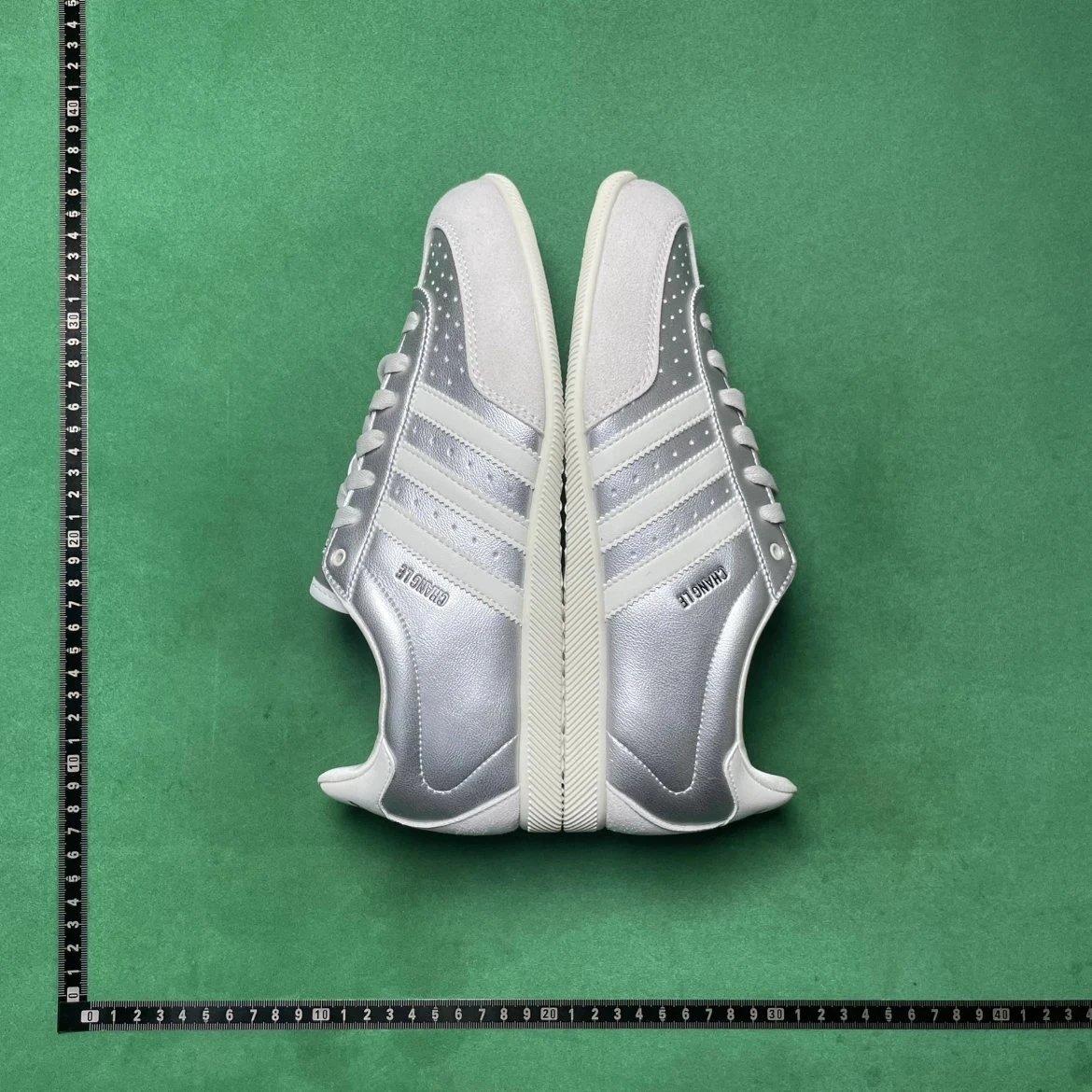 3 No. silvery white KJ 3962