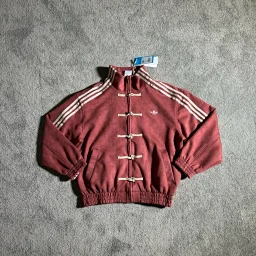 thumbnail for 全码齐【新增五色 深橄榄绿 燕麦色 深灰色 浅灰蓝 酱紫色】 限定新中式盘扣麂皮立领唐装国风外套 时尚舒适百搭宽松条纹复古立领夹克 男女同款