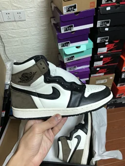 thumbnail for Full-top waist AirJordan 1 Retro "Dark Mocha" black mocha small barb. The first-layer leather material used for order dyeing is absolutely unambiguous.