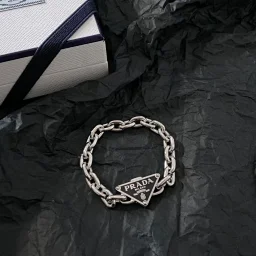 thumbnail for 【P】家 2021 Symbole经典三角元素设计成锁的方式来开合手链