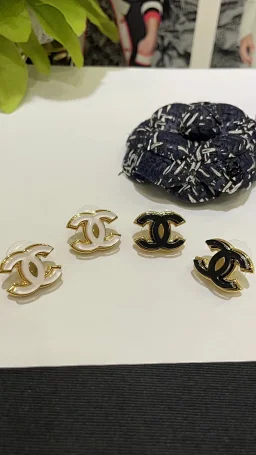 thumbnail for [Incense] Xiaoxiang 23K new earrings black and white three-dimensional embossed double C ears
