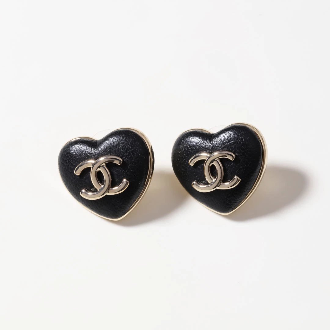 【 Fragrance 】 C Home Xiaoxiang 22K New Black Sheepskin Love Heart Peach Heart Double C Ear Nails