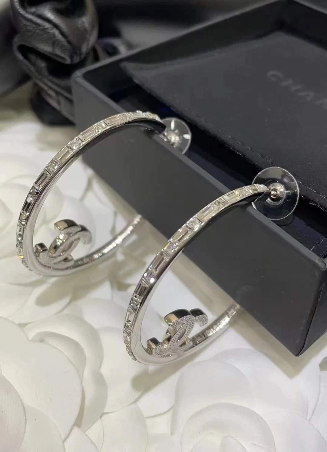 【 Fragrance 】 C Xiaoxiangjia Xiao Chili Same Style 22P New Silver Half Circle Circular Hollow Water Diamond Double C Earrings