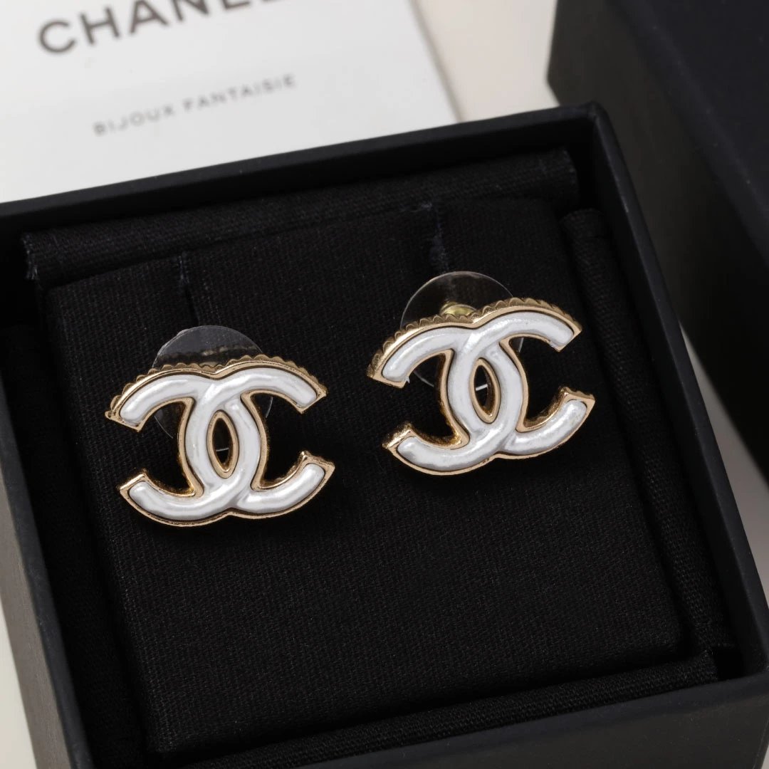 [Fragrance] Xiao Xiang C family 23a new white enamel gold edge double C earrings