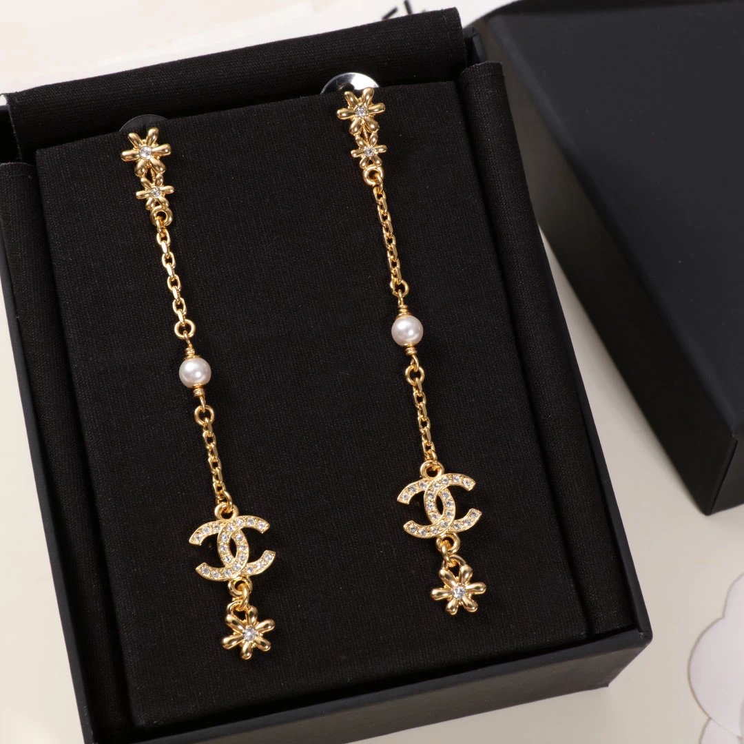 【 Fragrance 】 Jia 23A High end Handicraft Workshop Pearl Full Diamond Double C Flower Pendant Earrings